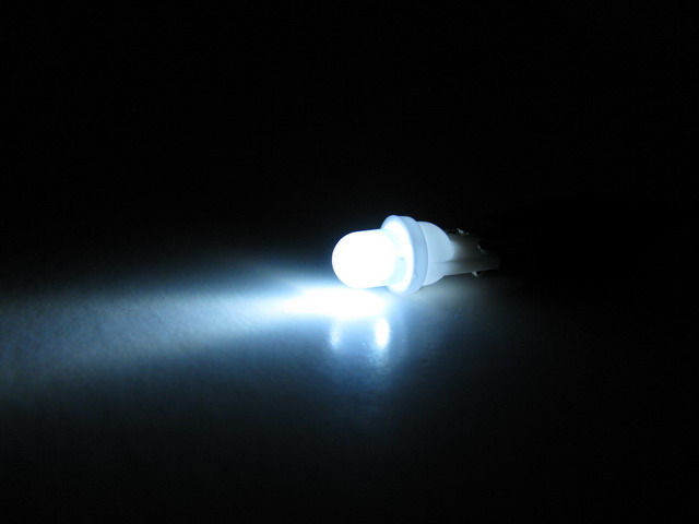 T10 W5W LED lampa med 1x frostad konvex LED för 12 V